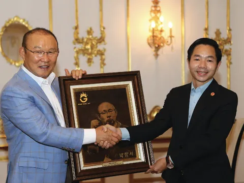 Chính thức hết hợp đồng với VFF - HLV Park Hang Seo xúc động khi nhận món quà đặc biệt trước khi rời Việt Nam